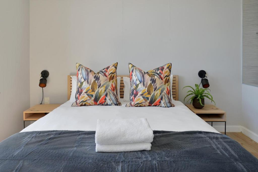 Modern 1-Bed V&A Waterfront Canal & Harbor Views - Tap to explore photos