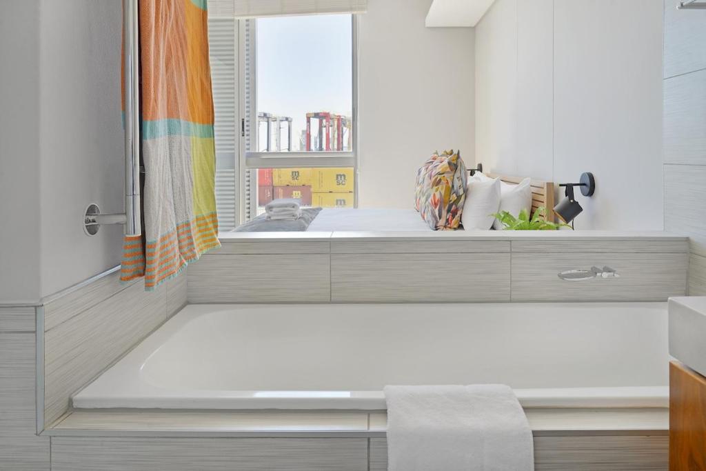 Modern 1-Bed V&A Waterfront Canal & Harbor Views - Tap to explore photos