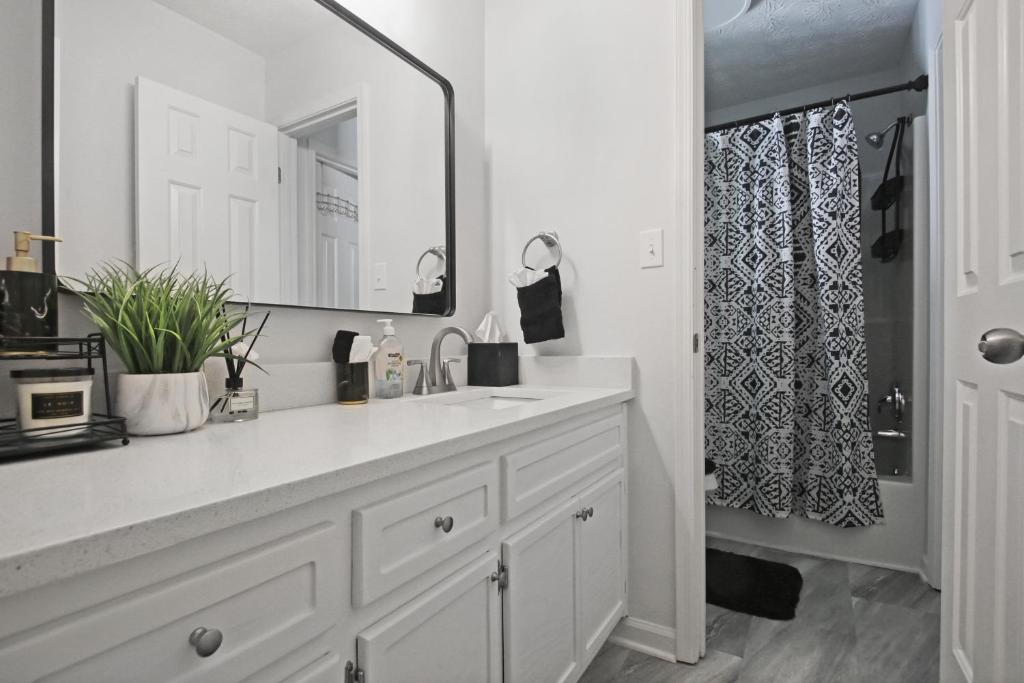 Charming Artistic Retreat * 3 BR photo 1