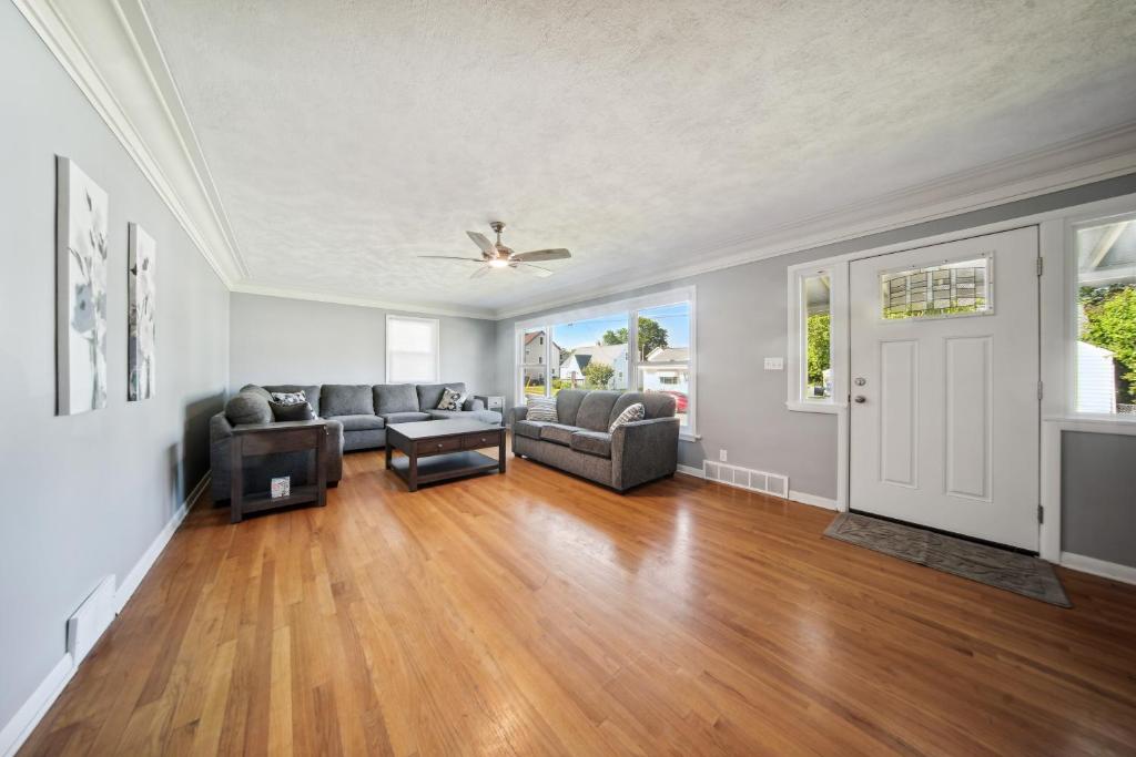 Charming Erie Home about 2 Mi to Downtown Delights! photo 4