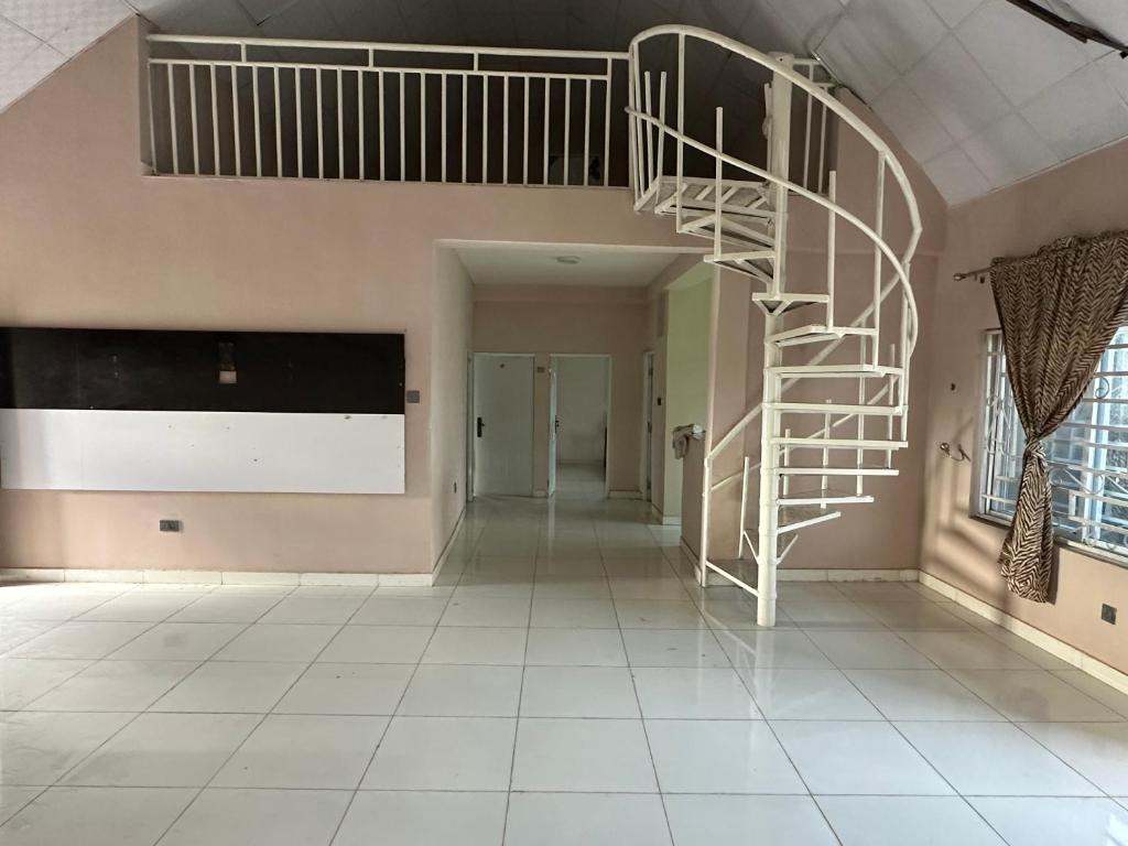 Kams Lodge Broadview, Idu