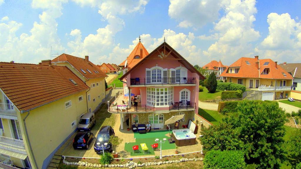 Апартаменты (Апартаменты с 2 балконами и красивым видом), Manor Villa