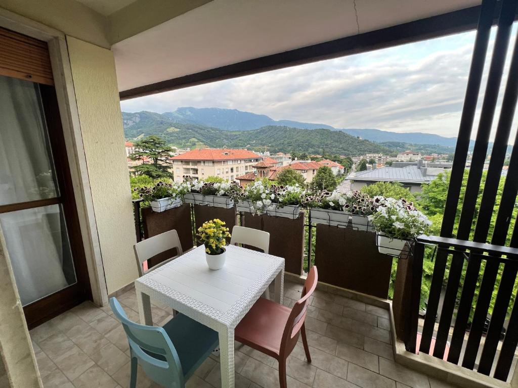 View lovely 3bed-2bath condo full furnished. photo 2