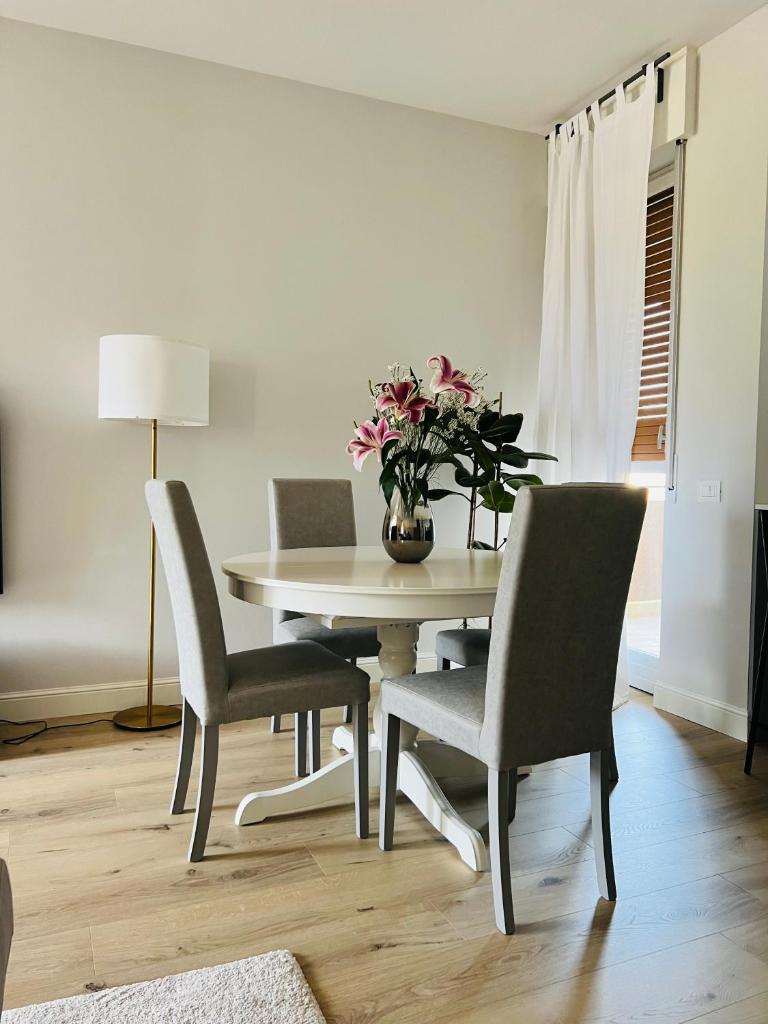 View lovely 3bed-2bath condo full furnished. photo 1
