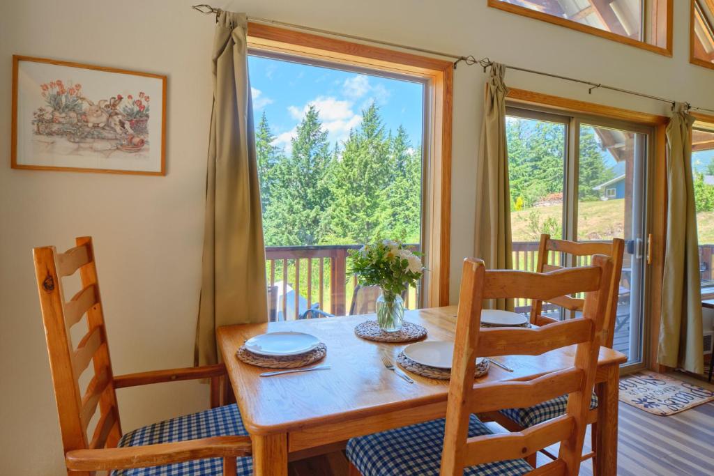 Mountain View Cabin, Hot Tub at White Pass, Mt Rainier National Park photo 3