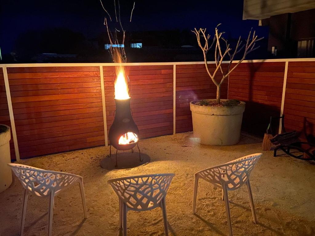 The Pacific Pearl,16 Pacific Avenue, Anna Bay - pet friendly, air con photo 2