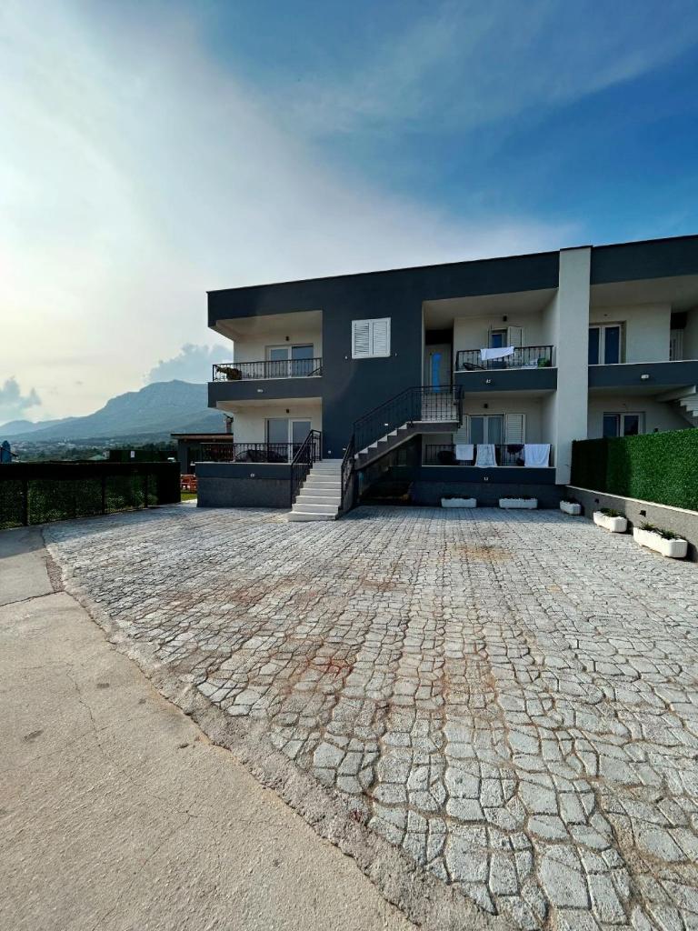 Family friendly house with a swimming pool Kastel Sucurac, Kastela - 21570 photo 1