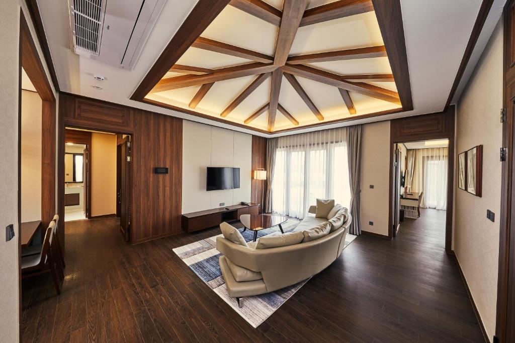 Camphortree Hotel and Resort photo 1