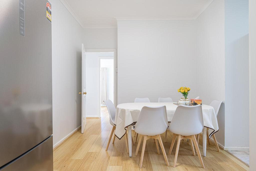 Belmore Brand new renovated 3Br house AC & Parking photo 3