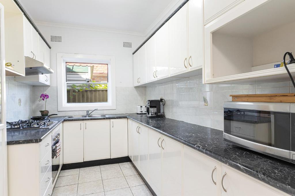 Belmore Brand new renovated 3Br house AC & Parking photo 4