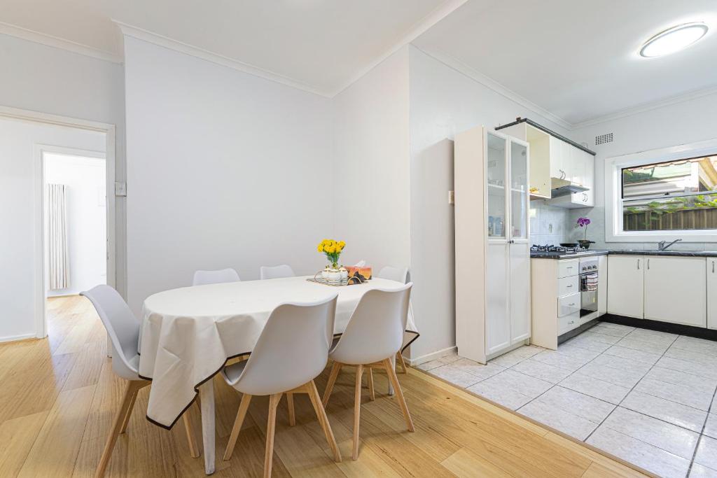 Belmore Brand new renovated 3Br house AC & Parking photo 2