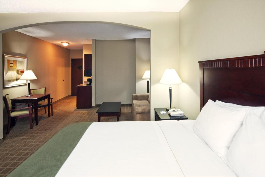 Holiday Inn Express Hotel & Suites Shawnee I-40, an IHG Hotel photo 4