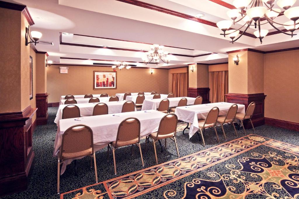 Holiday Inn Express Hotel & Suites Shawnee I-40, an IHG Hotel