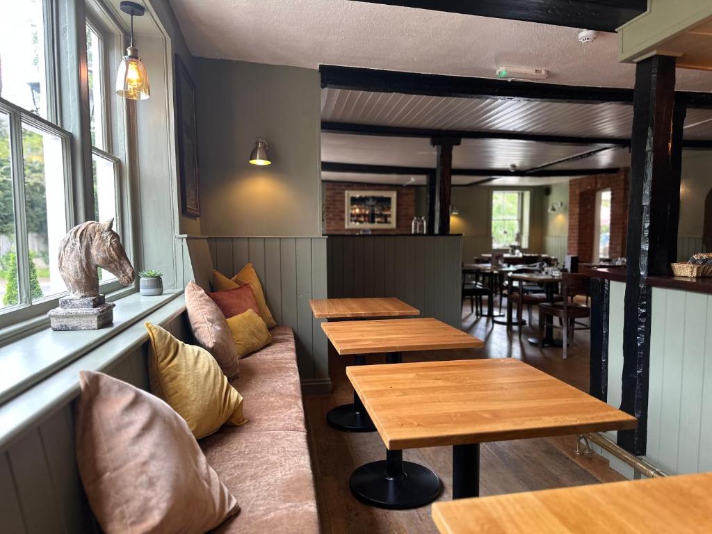 Kings Head Coltishall - Tap to explore photos