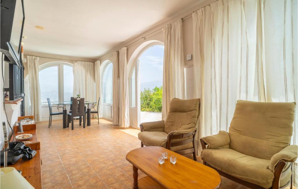 Stunning Home In Iznate With Wifi, Private Swimming Pool And 4 Bedrooms photo 3