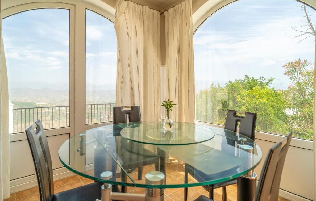 Stunning Home In Iznate With Wifi, Private Swimming Pool And 4 Bedrooms photo 4