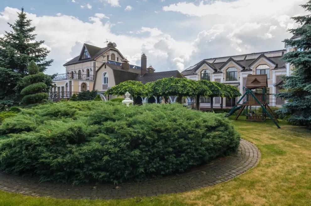 Villa with pool and garden photo 2