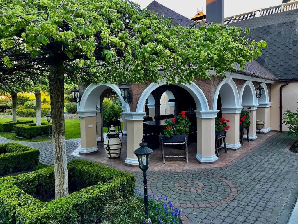 Villa with pool and garden photo 4