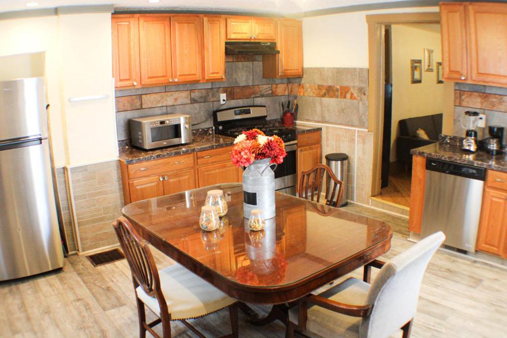 Comfortable Apartment - Pittsburgh's Little Italy photo 1