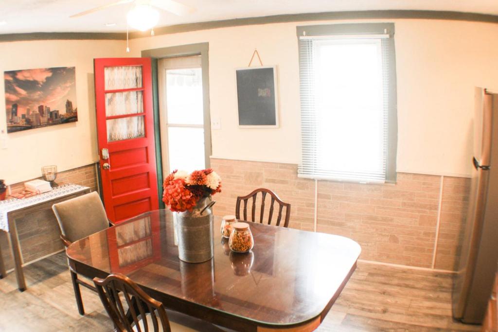 Comfortable Apartment - Pittsburgh's Little Italy photo 3