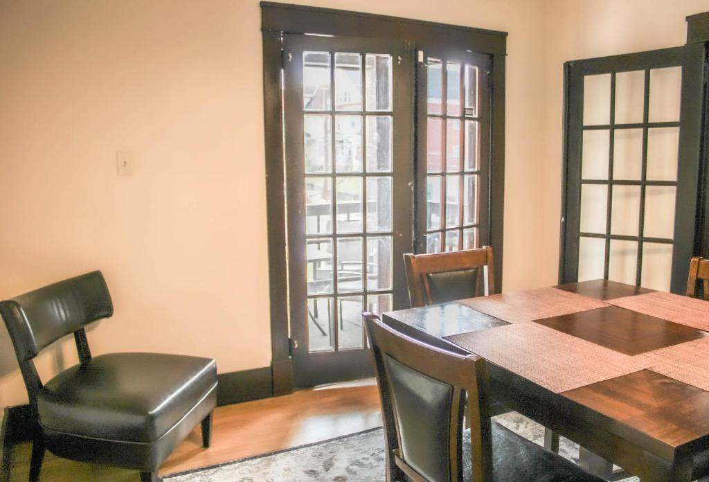 Comfy and Spacious 3 BR - Easy City Access image