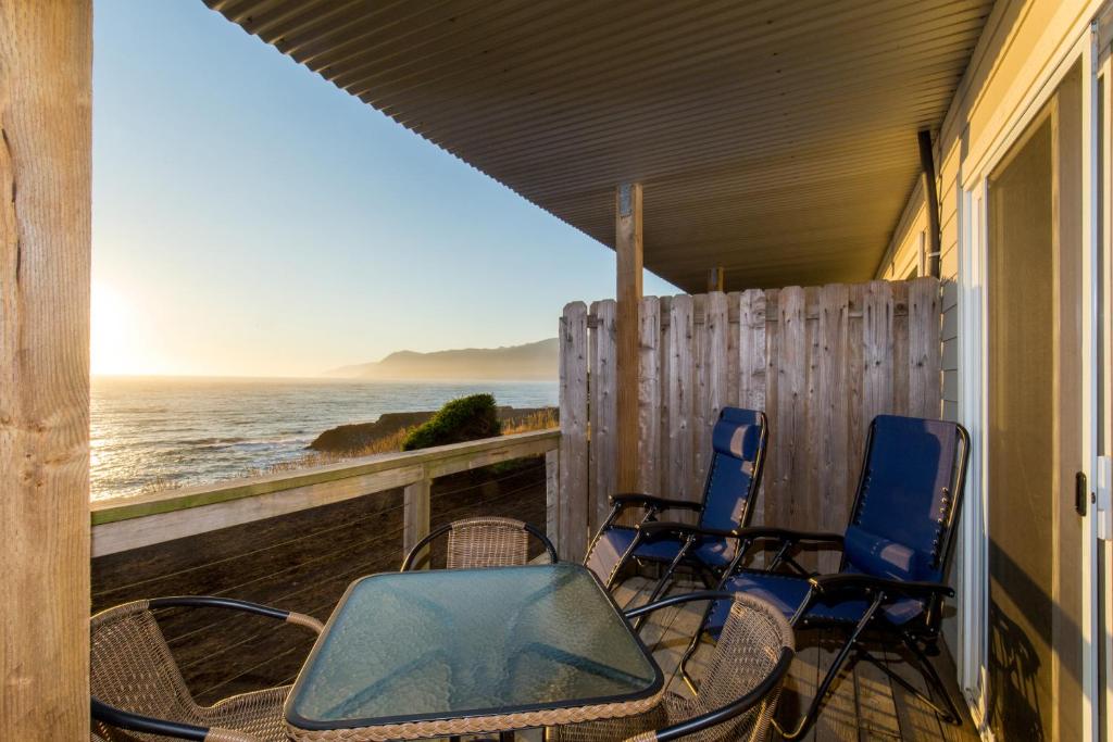 Stunning Oceanview Shelter Cove! Hot Tub! Oceanfront! photo 2