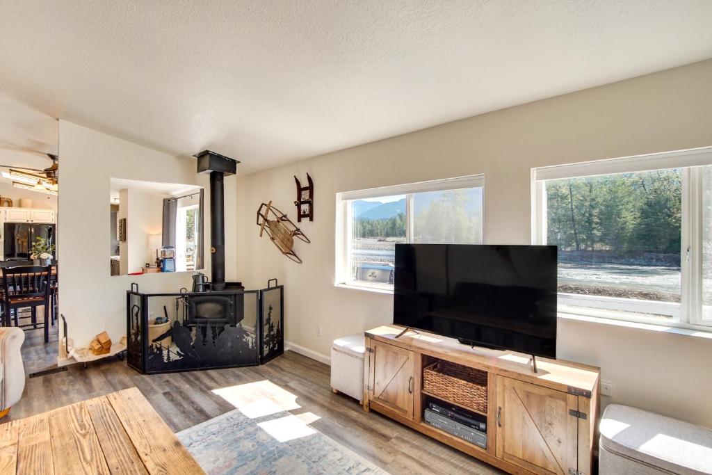 Riverfront Home with Deck, Near Mount Rainier! photo 3