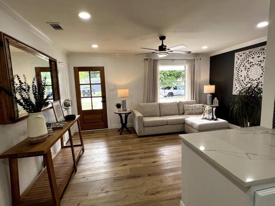 Bright 3BR Near Airport & Lake!