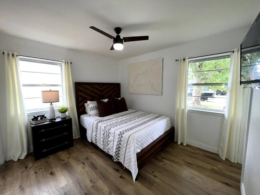 Bright 3BR Near Airport & Lake! photo 1