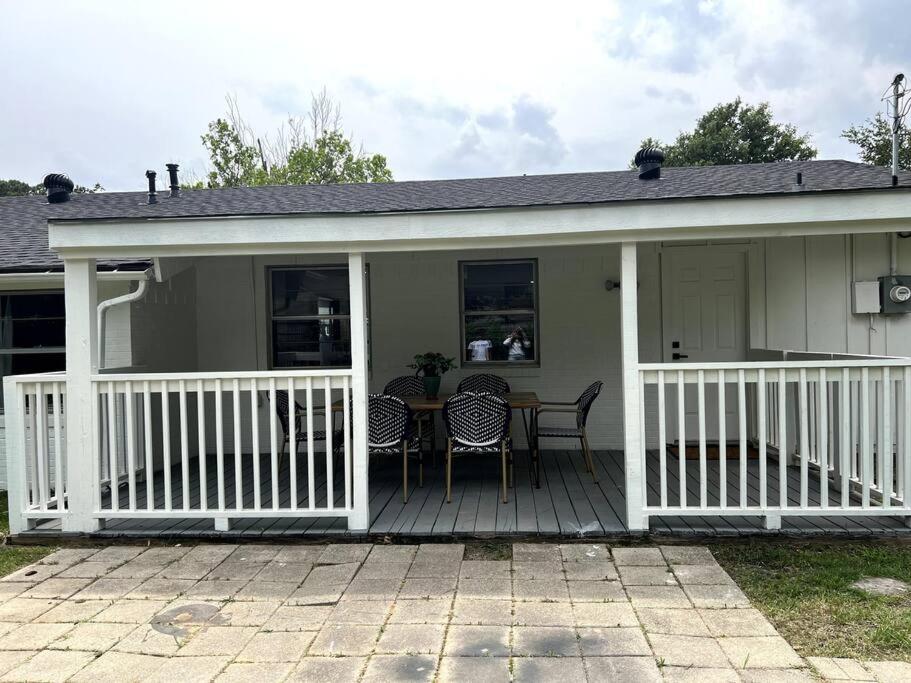 Bright 3BR Near Airport & Lake! photo 4