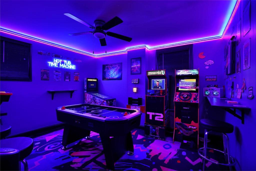 Hot tub- 80's Arcade- Pool table- Historic Downtown- 7 car parking photo 1