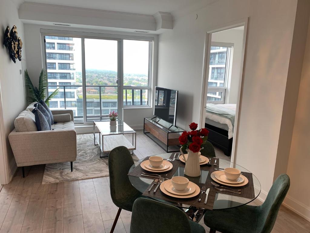 QQ MARKHAM condo photo 3
