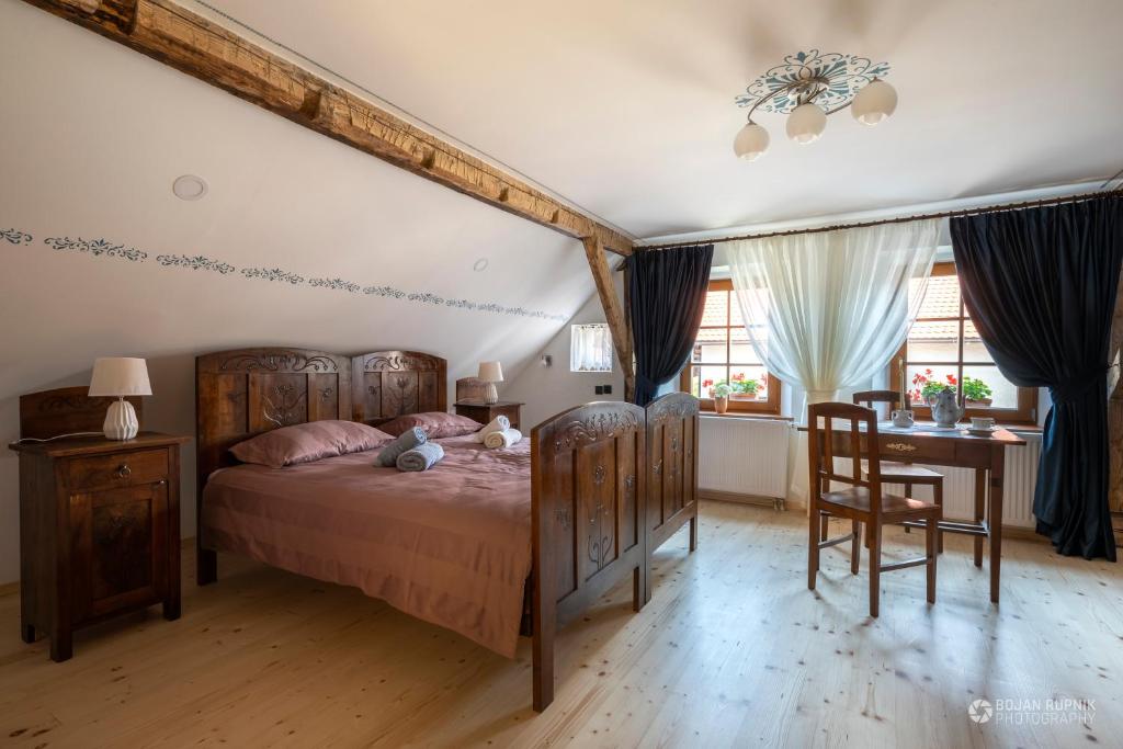 Notranjska hiša - traditional country house, close to the world attraction Cerknica lake
