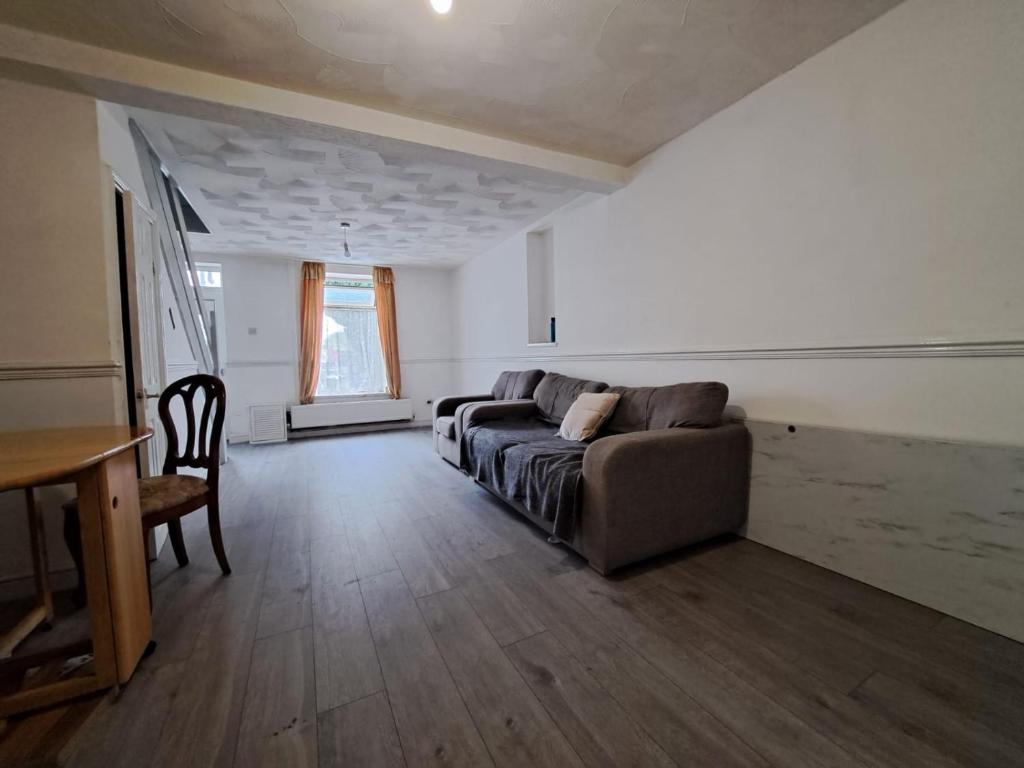Cheerful 2 bed house free parking nearby park photo 1