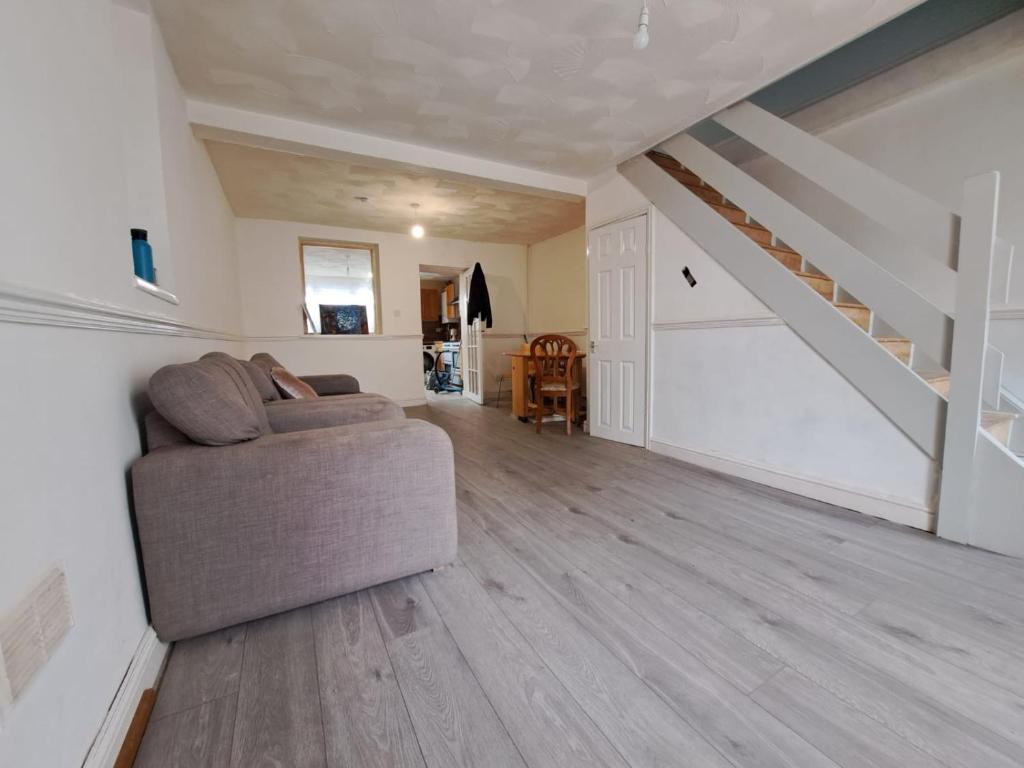 Cheerful 2 bed house free parking nearby park photo 2