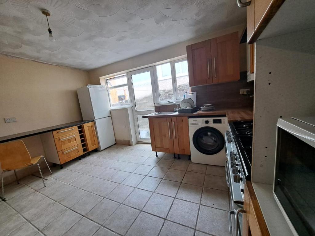 Cheerful 2 bed house free parking nearby park photo 3
