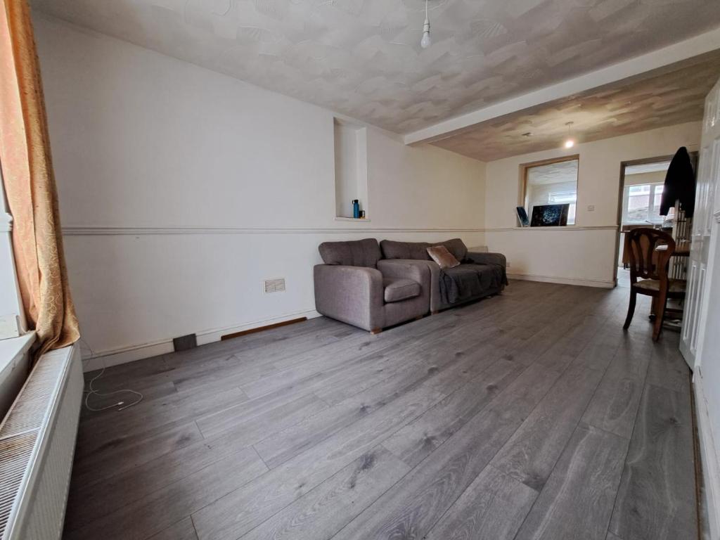 Cheerful 2 bed house free parking nearby park photo 4