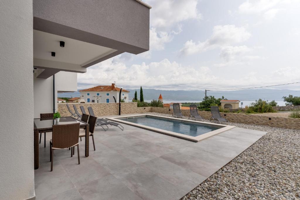 Villa Lavanda -semi-detached villa with a pool and a panoramic view, close to a sandy beach- by TRAVELER tourist agency Krk photo 4