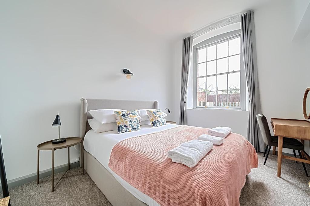 County House Escape - courtyard & free parking - Tap to explore photos