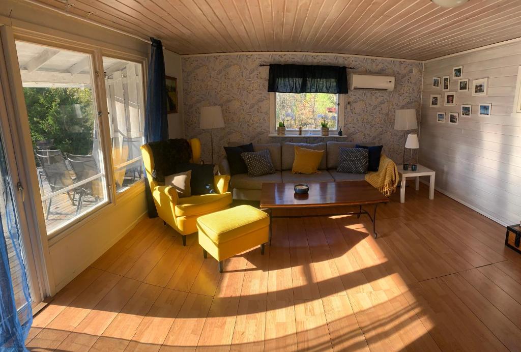 Cozy and Private 3-Bed House with bath Roslagen photo 4