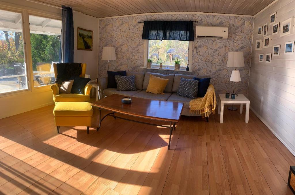 Cozy and Private 3-Bed House with bath Roslagen photo 3