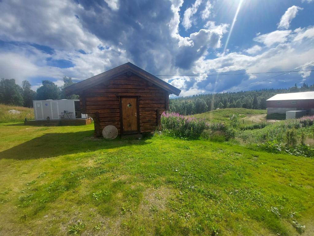 small camping cabbin with bathroom near by photo 4
