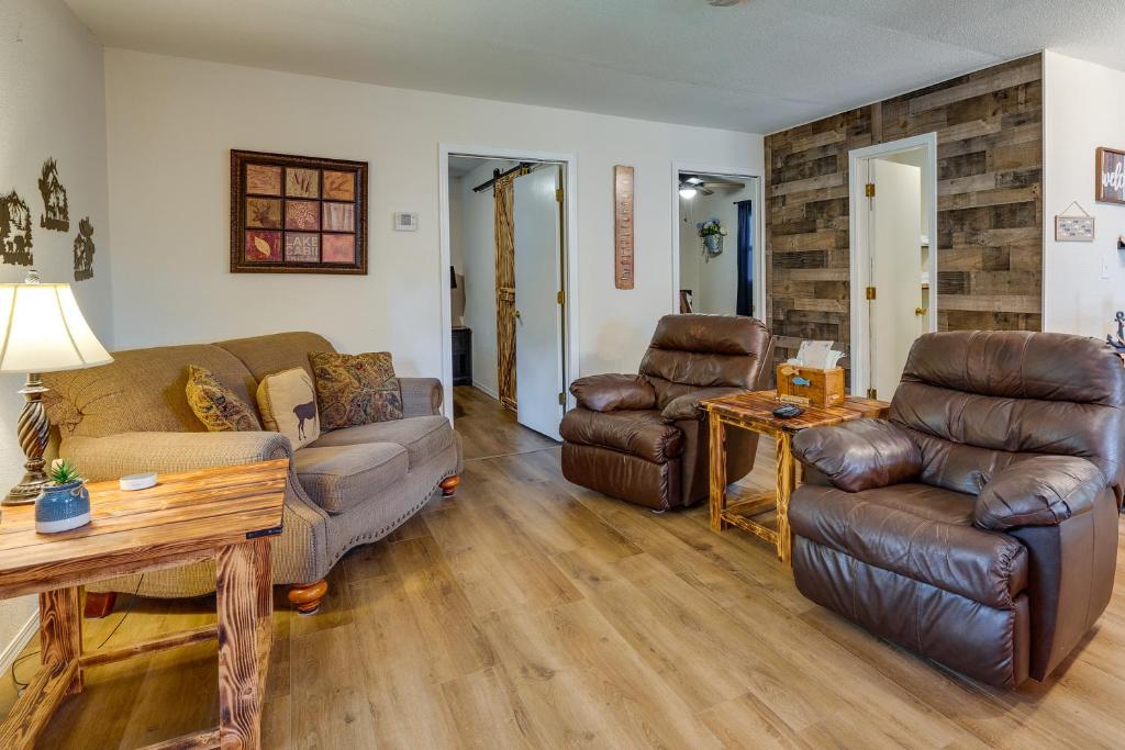 Quaint Warsaw Getaway with Covered Porch and Kayaks! photo 1