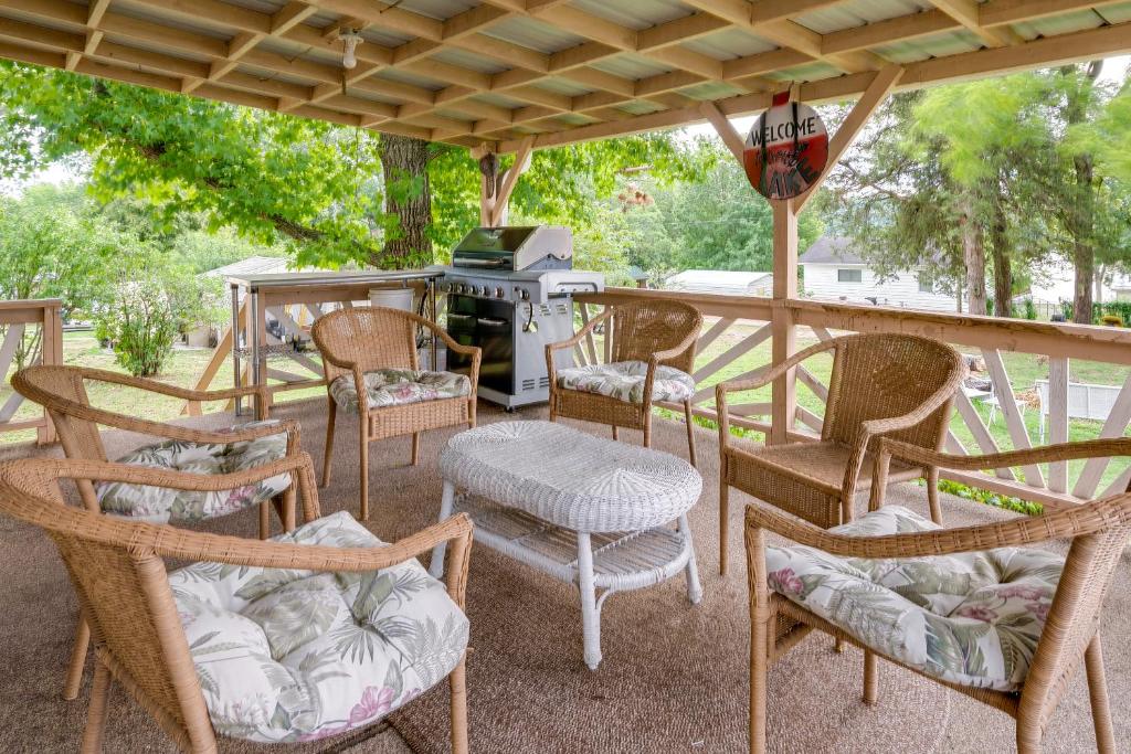 Quaint Warsaw Getaway with Covered Porch and Kayaks!