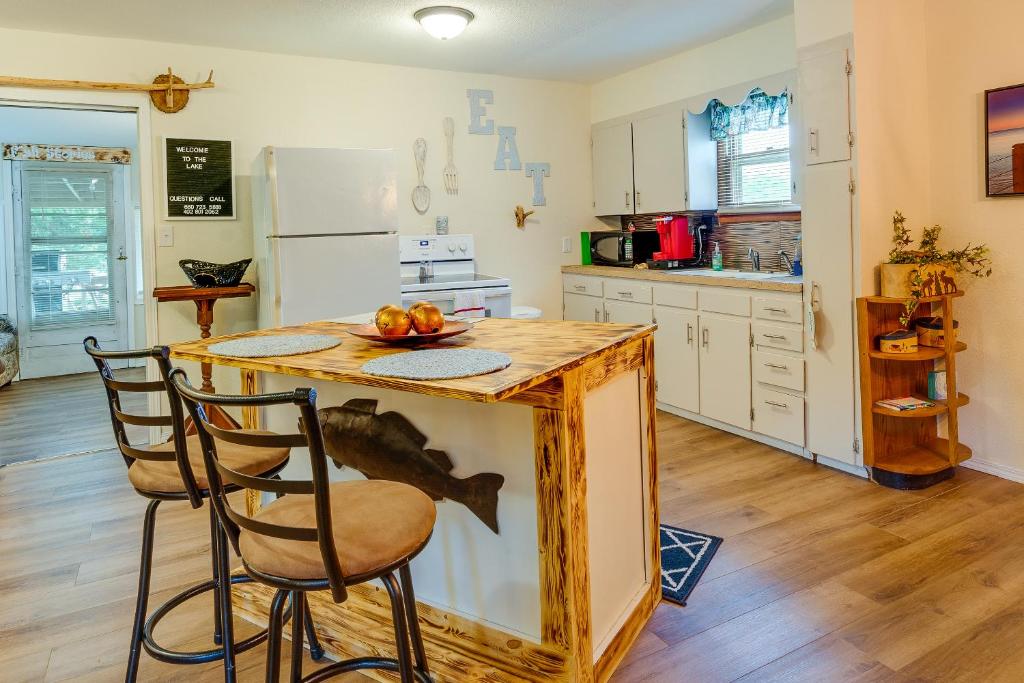 Quaint Warsaw Getaway with Covered Porch and Kayaks! photo 2