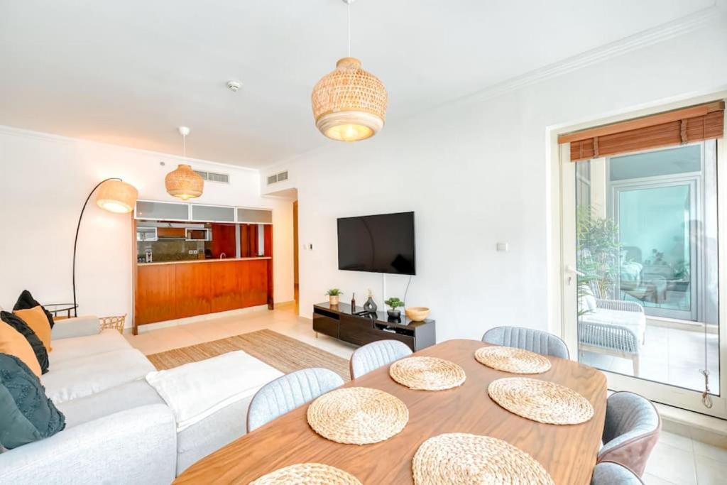 2 Beds Boho Design w Marina view In Marina Quays photo 1
