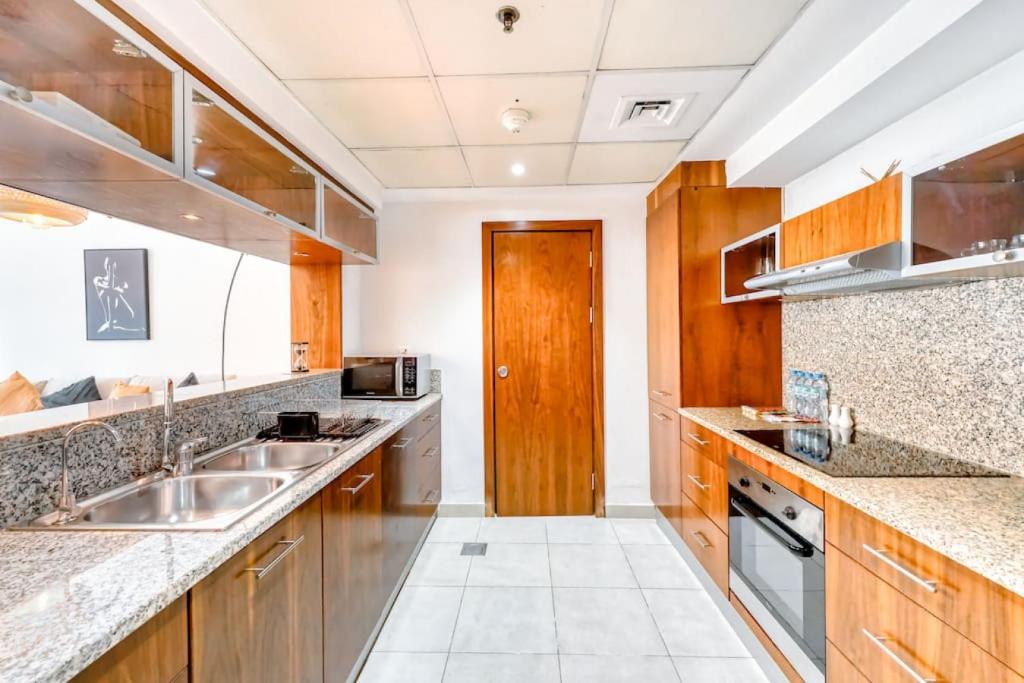 2 Beds Boho Design w Marina view In Marina Quays photo 2