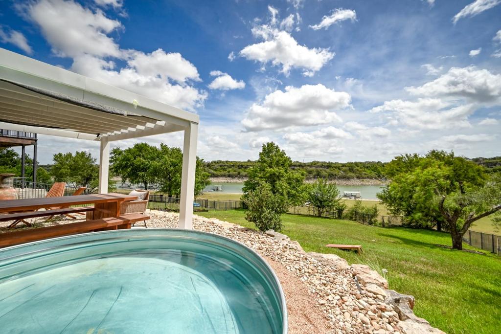 Luxury Lakefront Home-Private Dock - Dipping Pool! photo 2