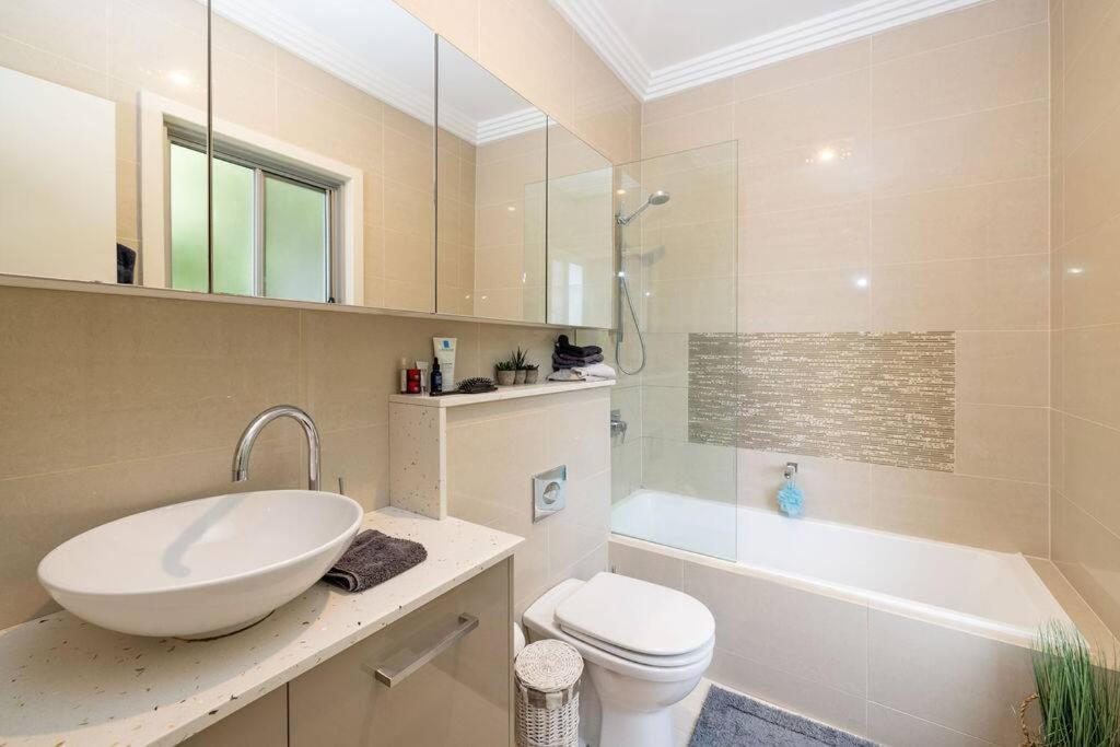 Treetop coastal getaway in Avalon Beach photo 2