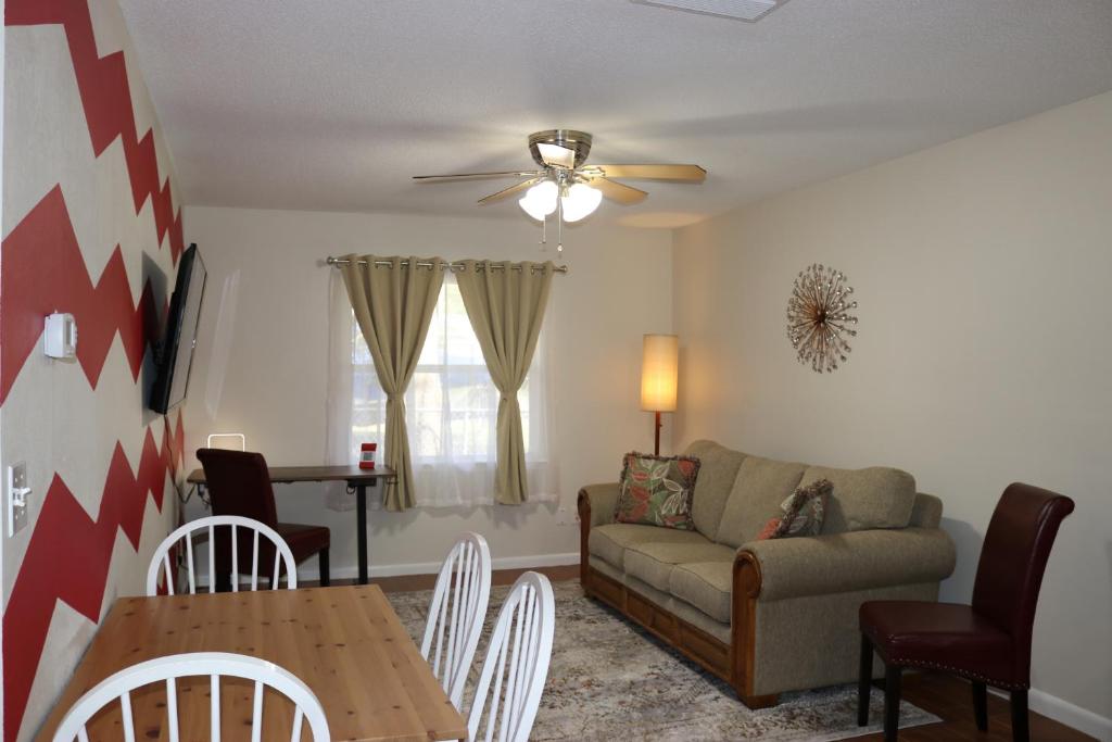 Hidden Ruby-Apartment with Kitchen and Laundry photo 2